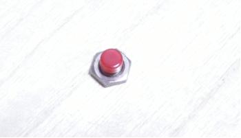 赤い色のボタンスイッチ